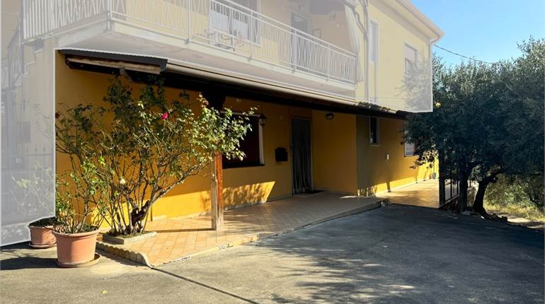 APPARTAMENTO CON TERRENO E INGRESSO INDIPENDENTE